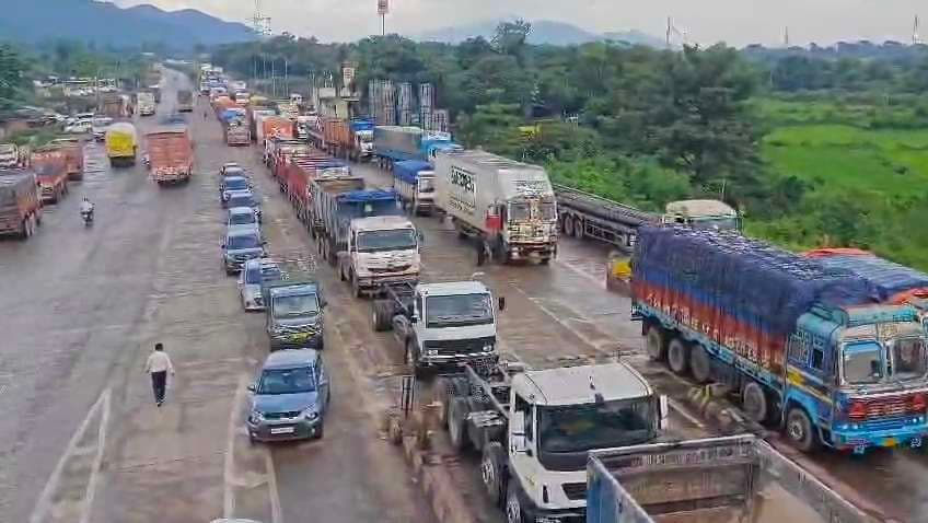 Seraikela Kharsawan News : 72 घंटे बाद चांडिल गोलचक्कर से हटा जाम, लोगों को राहत