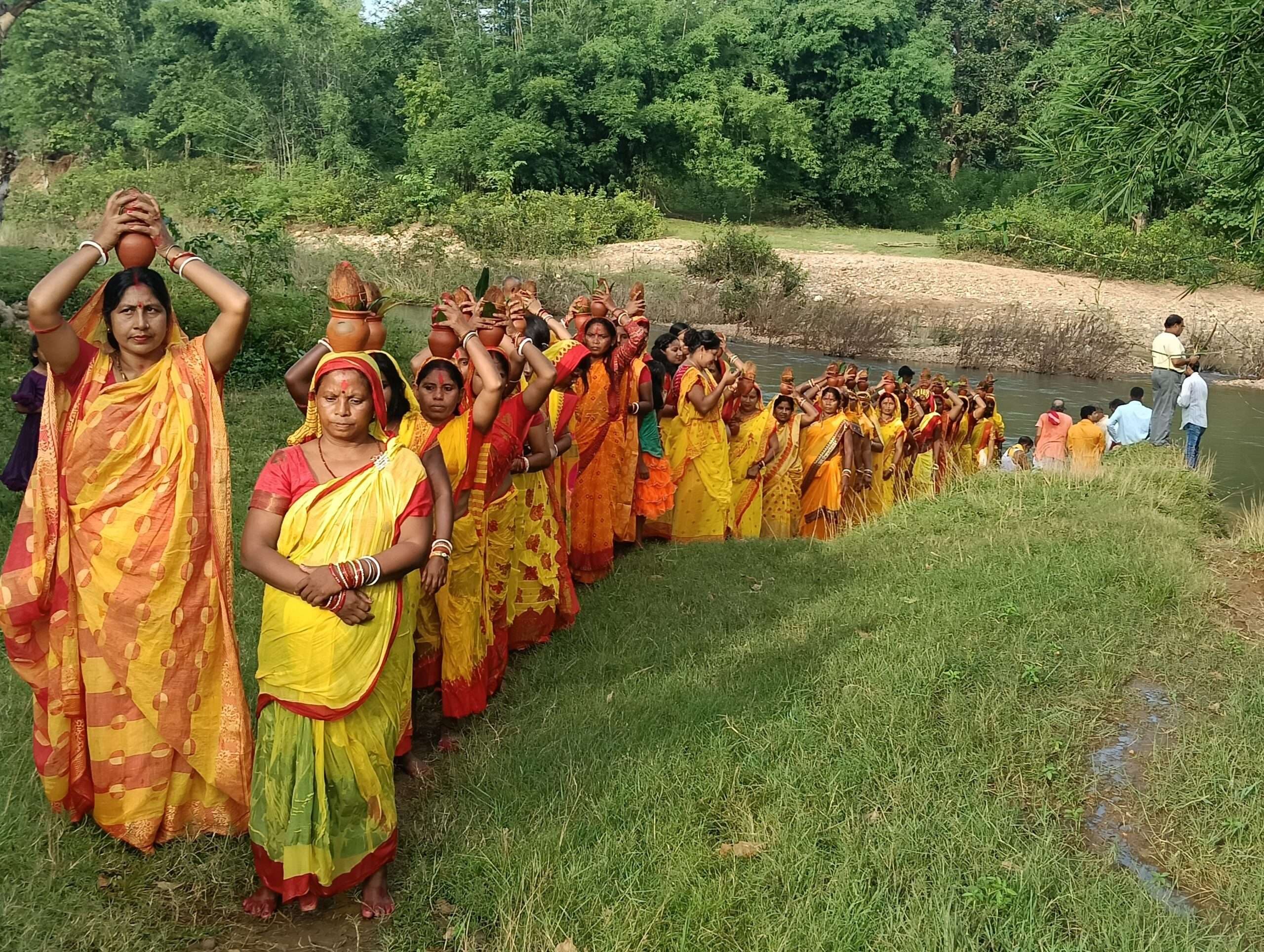 Seraikela Kharsawan News : बेल्याधिवास पर मां का आह्वान, निकाली कलश यात्रा