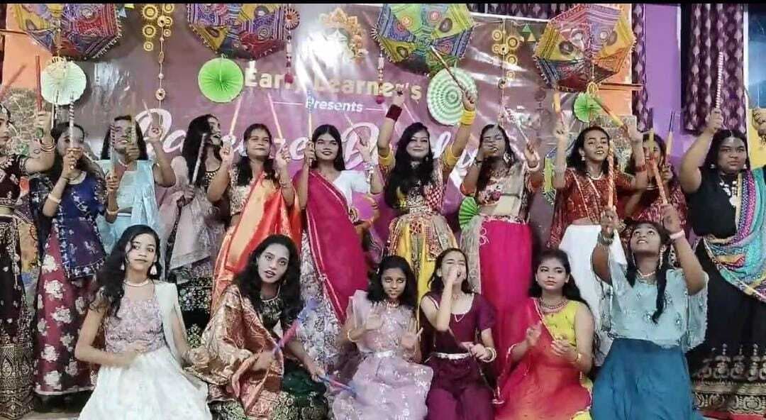 Giridih News :डांडिया में महिलाओं व बच्चियों का धमाल