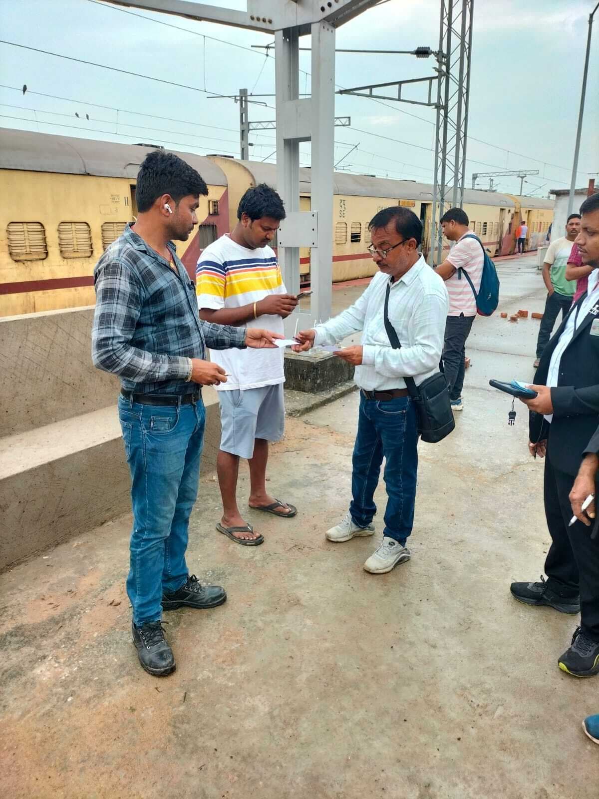 Giridih News :रेलवे ने चलाया सघन टिकट चेकिंग अभियान