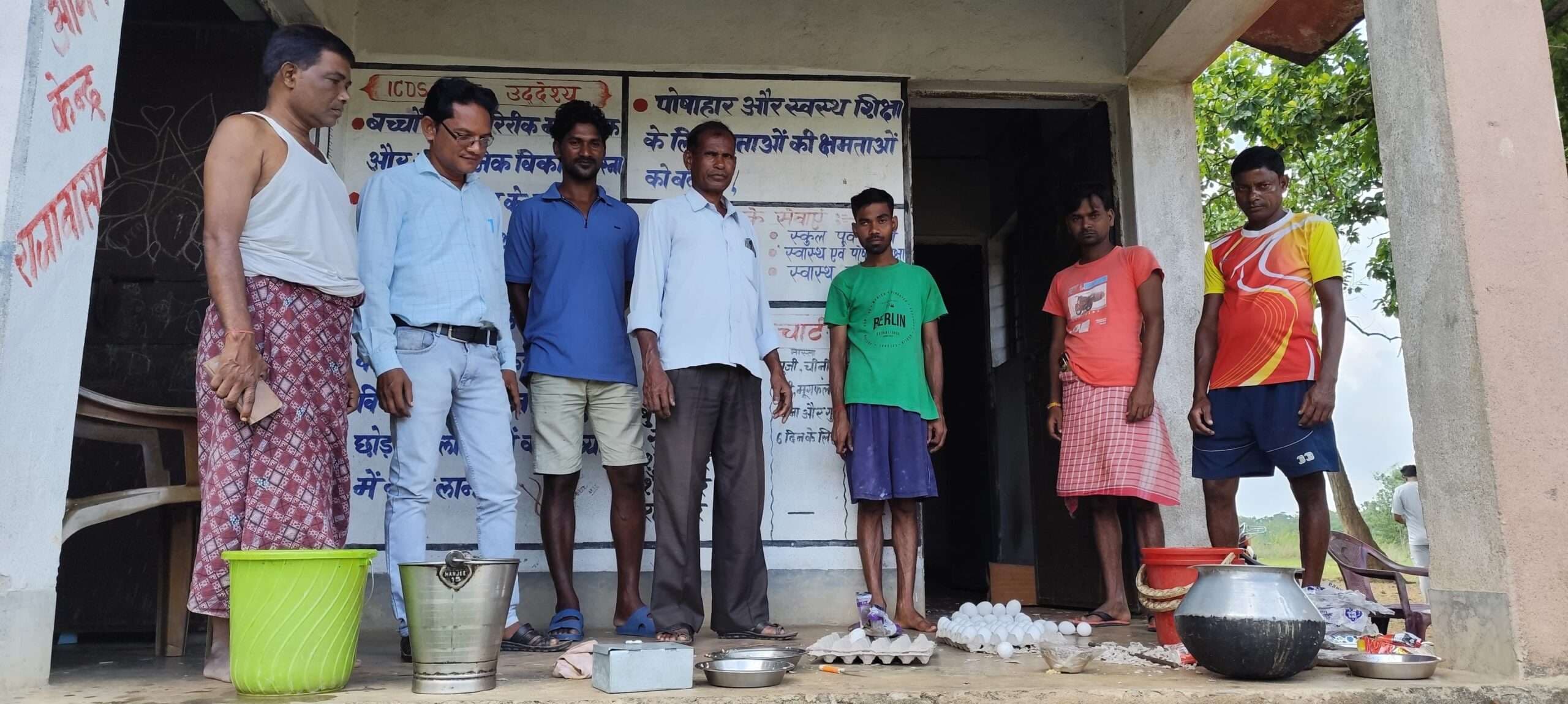 East Singhbhum News : बदमाशों ने केंद्र में भात-अंडा बना कर खाया, जलता गैस छोड़ कर भागे