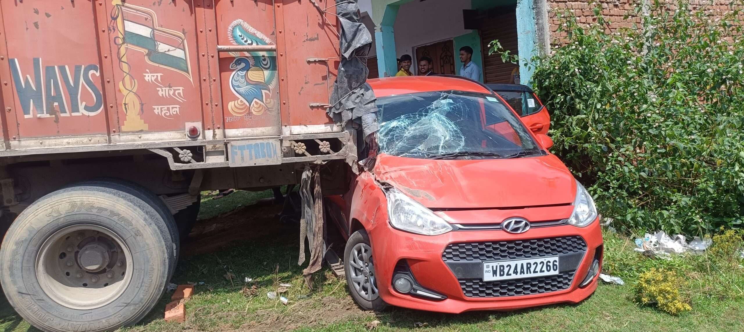 Giridih News :कार व ट्रक में टक्कर, बाल-बाल बचे लोग