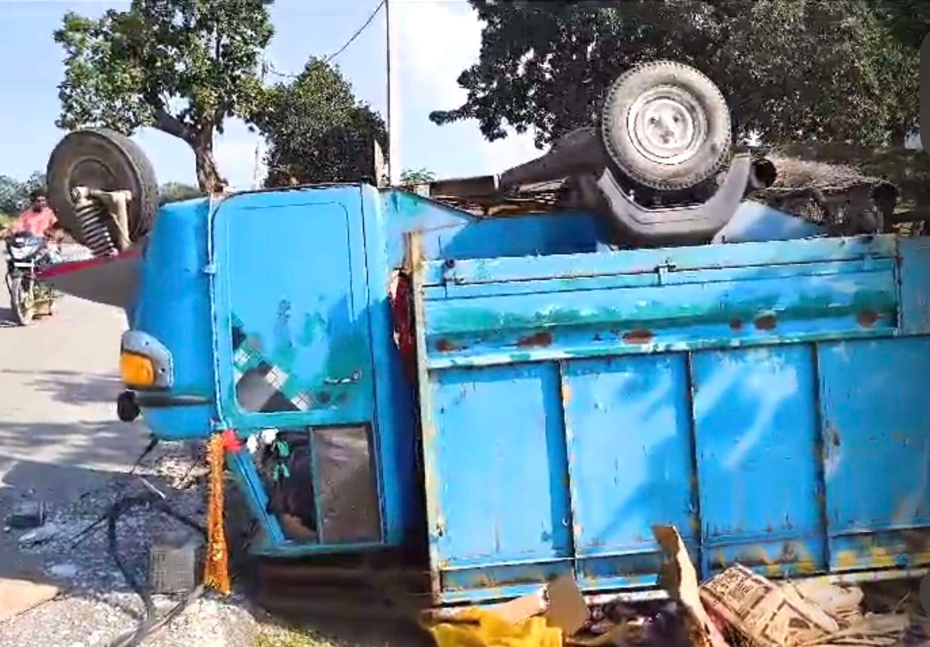 Giridih News :अंग्रेजी शराब लोड टेंपो पलटा, एक गिरफ्तार