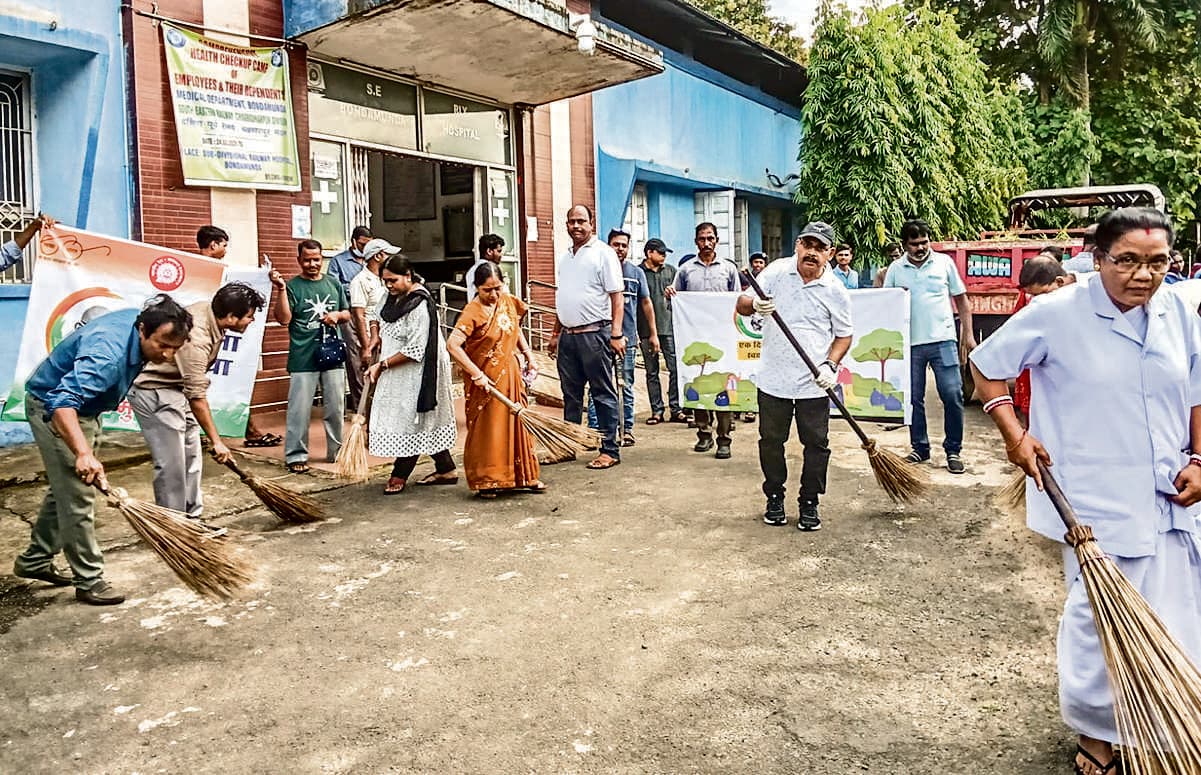 Rourkela News: नुक्कड़ नाटक में प्रदूषण, गंदगी और पॉलीथिन के नुकसान के बारे में बताया