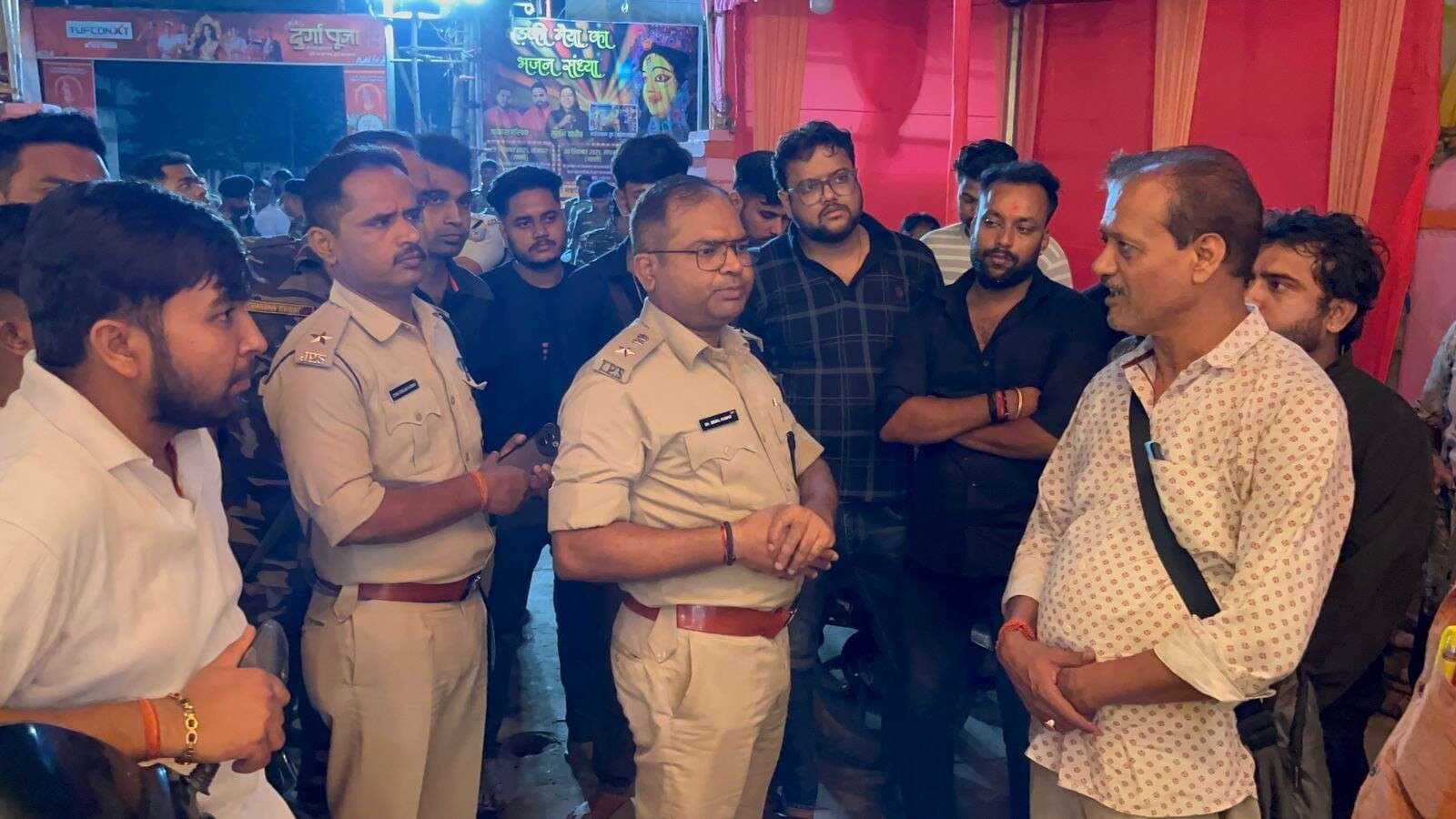 Giridih News :एसपी ने रात में बाइक से पंडालों का लिया जायजा
