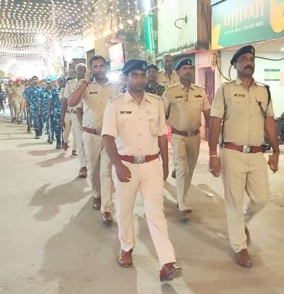 Bhagalpur news पुलिस ने निकाला फ्लैग मार्च, दी सजगता की चेतावनी