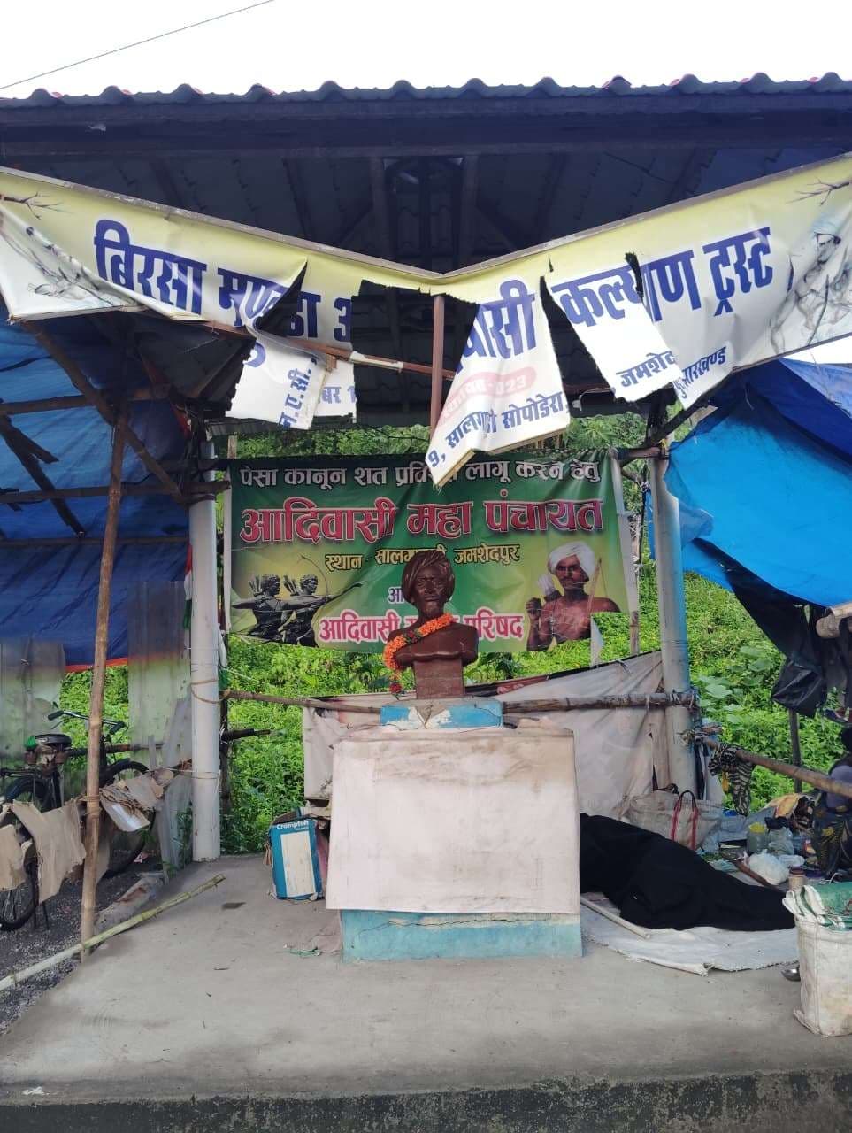 Jamshedpur News : सालगाझड़ी के पास भगवान बिरसा मुंडा की प्रतिमा व बोर्ड-बैनर को किया क्षतिग्रस्त