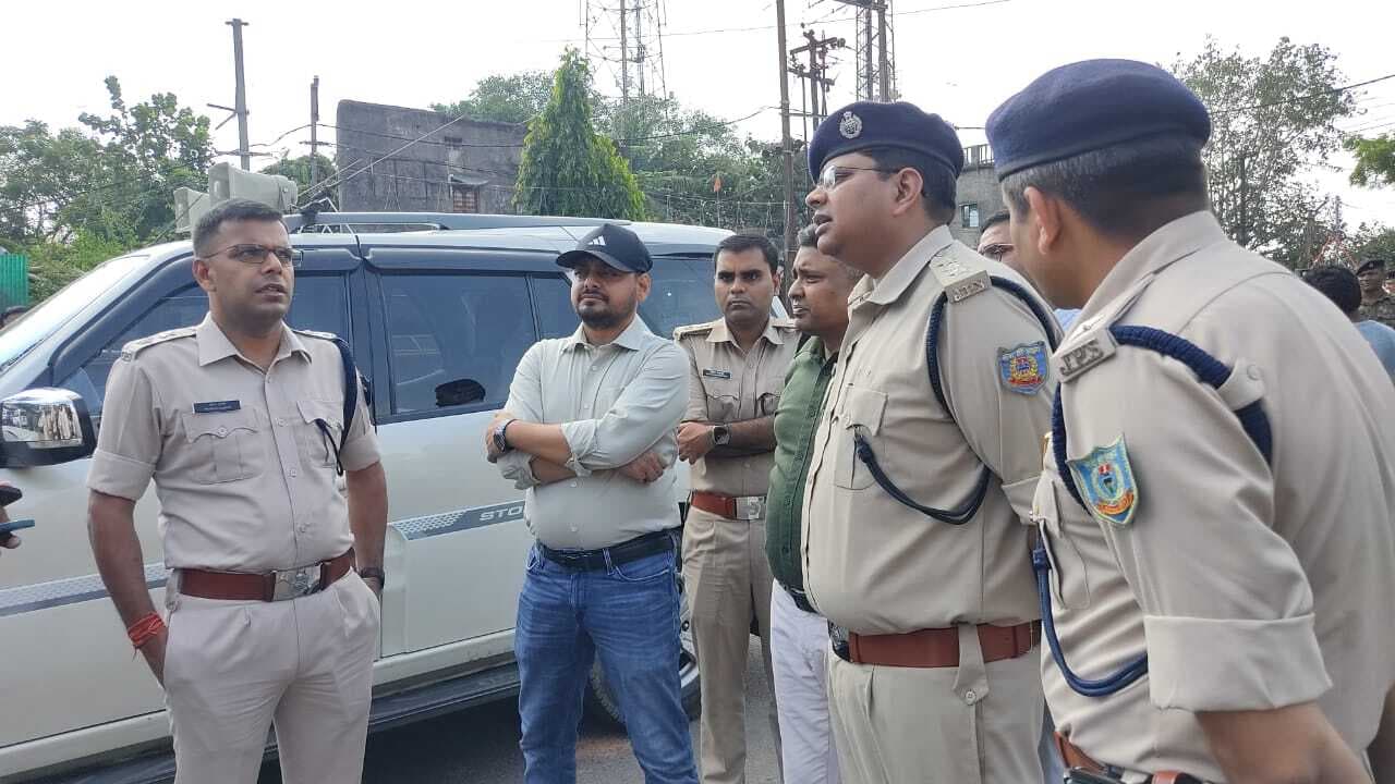 Dhanbad News: दुर्गा पूजा पर सुरक्षा को लेकर डीसी और एसएसपी ने किया विभिन्न क्षेत्रों का निरीक्षण