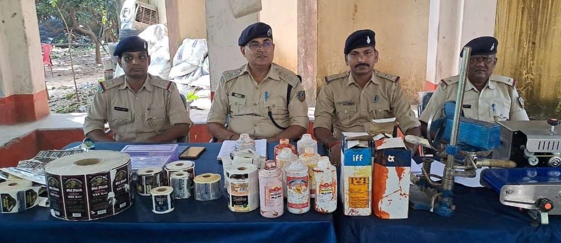 Bokaro News : पिंड्राजोरा पुलिस ने कमलडीह गांव में अवैध शराब फैक्ट्री का किया भंडाफोड़