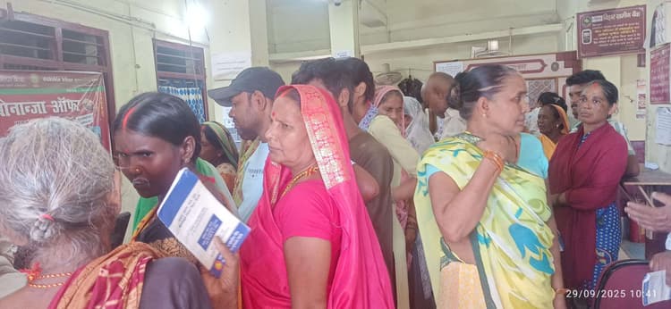 दशहरे पर खर्च के लिए बैंक पहुंचीं महिलाएं, लिंक फेल होने से निराश होकर लौटीं