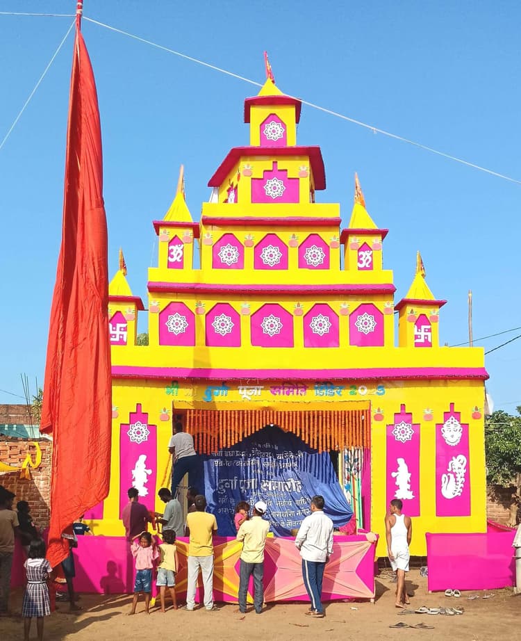 आकर्षक पंडाल बना श्रद्धालुओं के आकर्षण का केंद्र, खुला मां पट