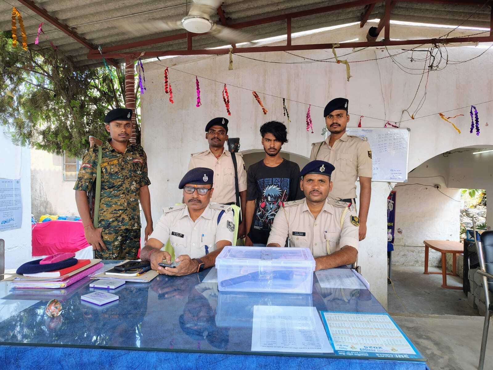 Motihari: हथियार के साथ बदमाश धराया