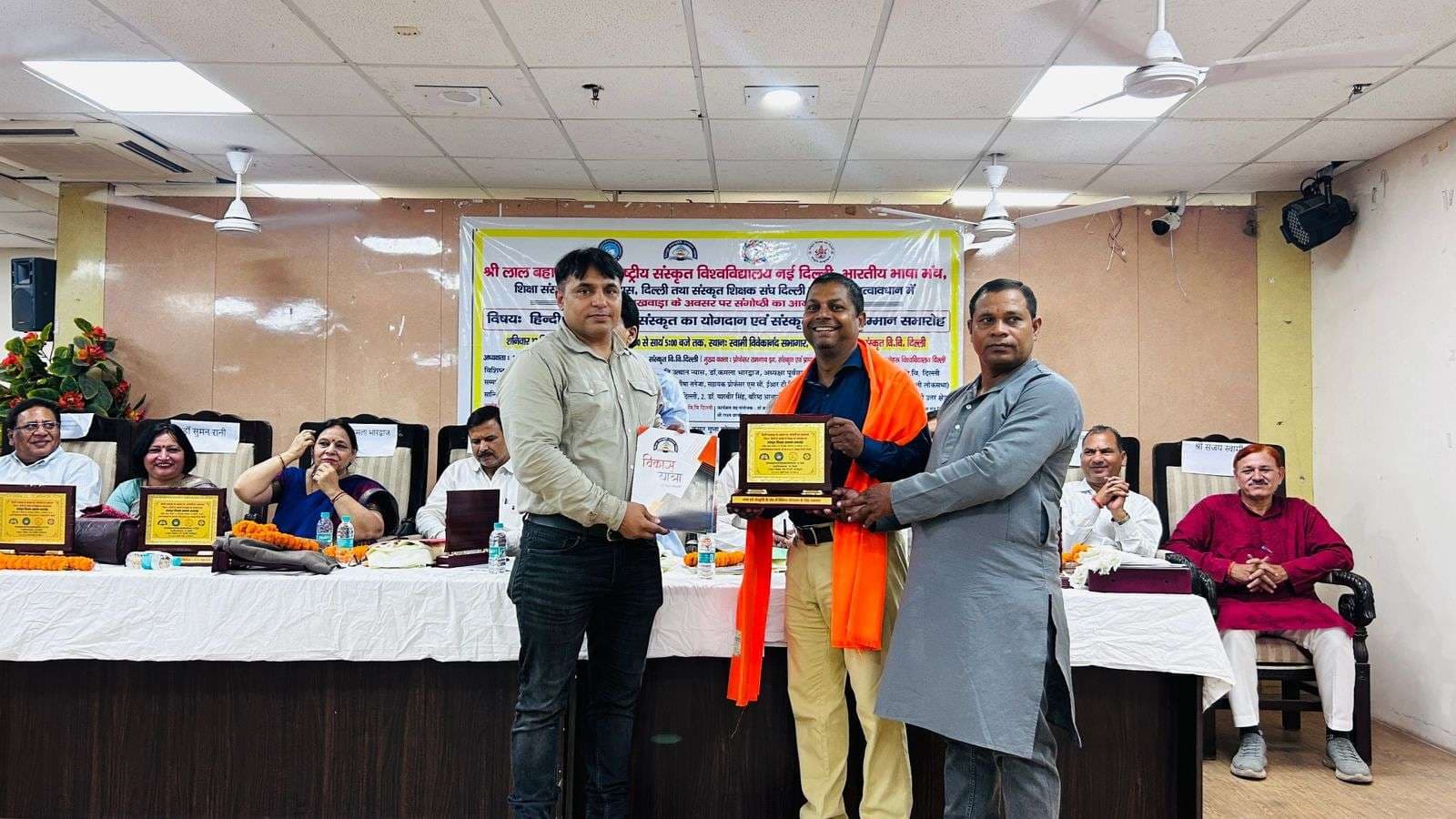 सीयूएसबी के डॉ कर्मानंद आर्य भाषा में विशिष्ट योगदान के लिए सम्मानित