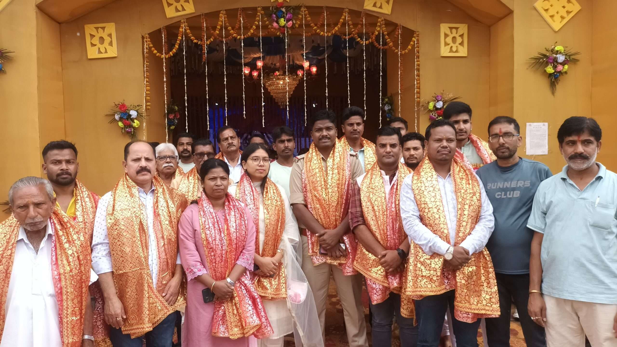 सार्वजनिक दुर्गा पूजा समिति के पंडाल का उद्घाटन