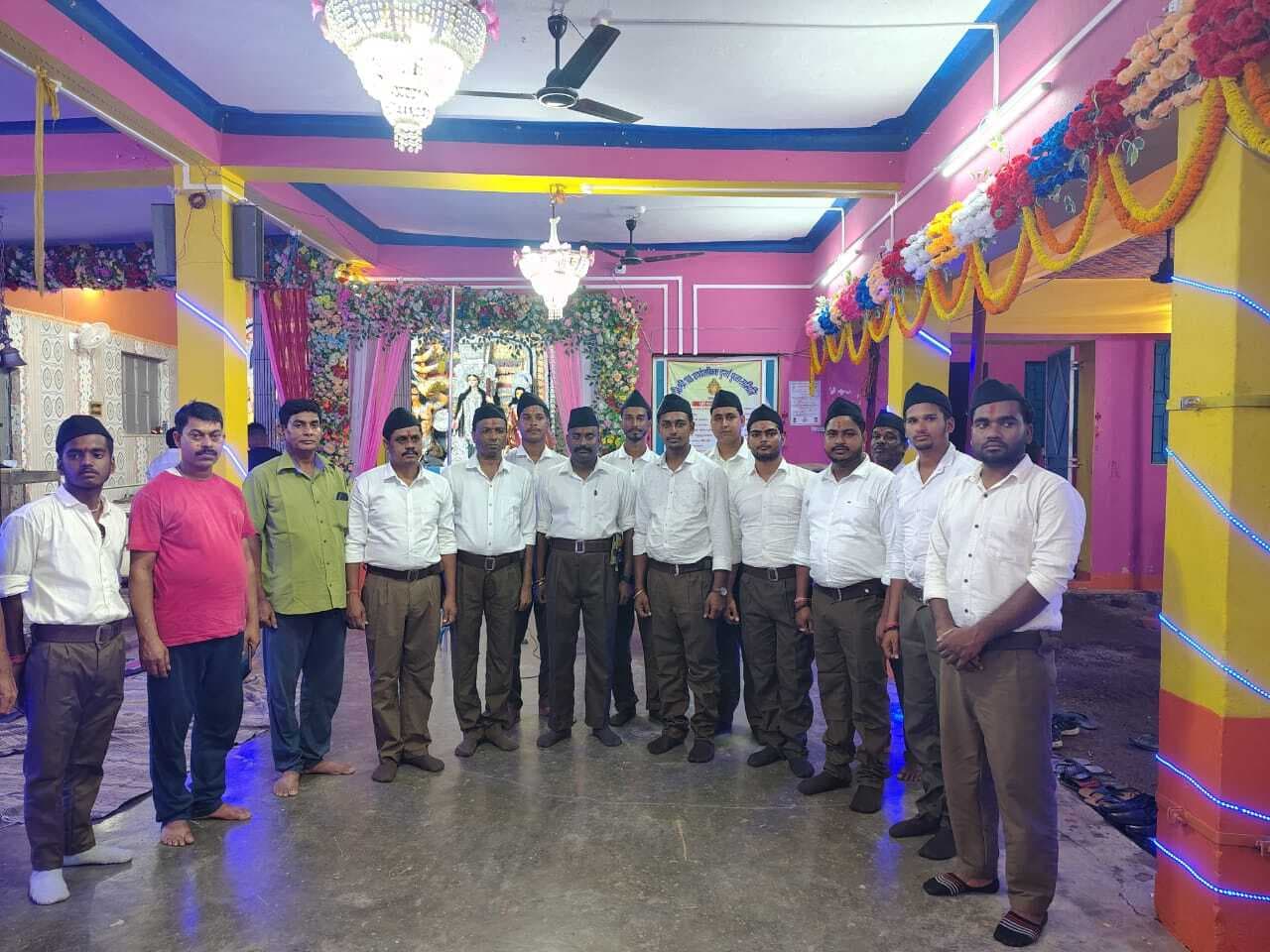 आरएसएस ने पूर्ण गणवेश में किया शस्त्र पूजन