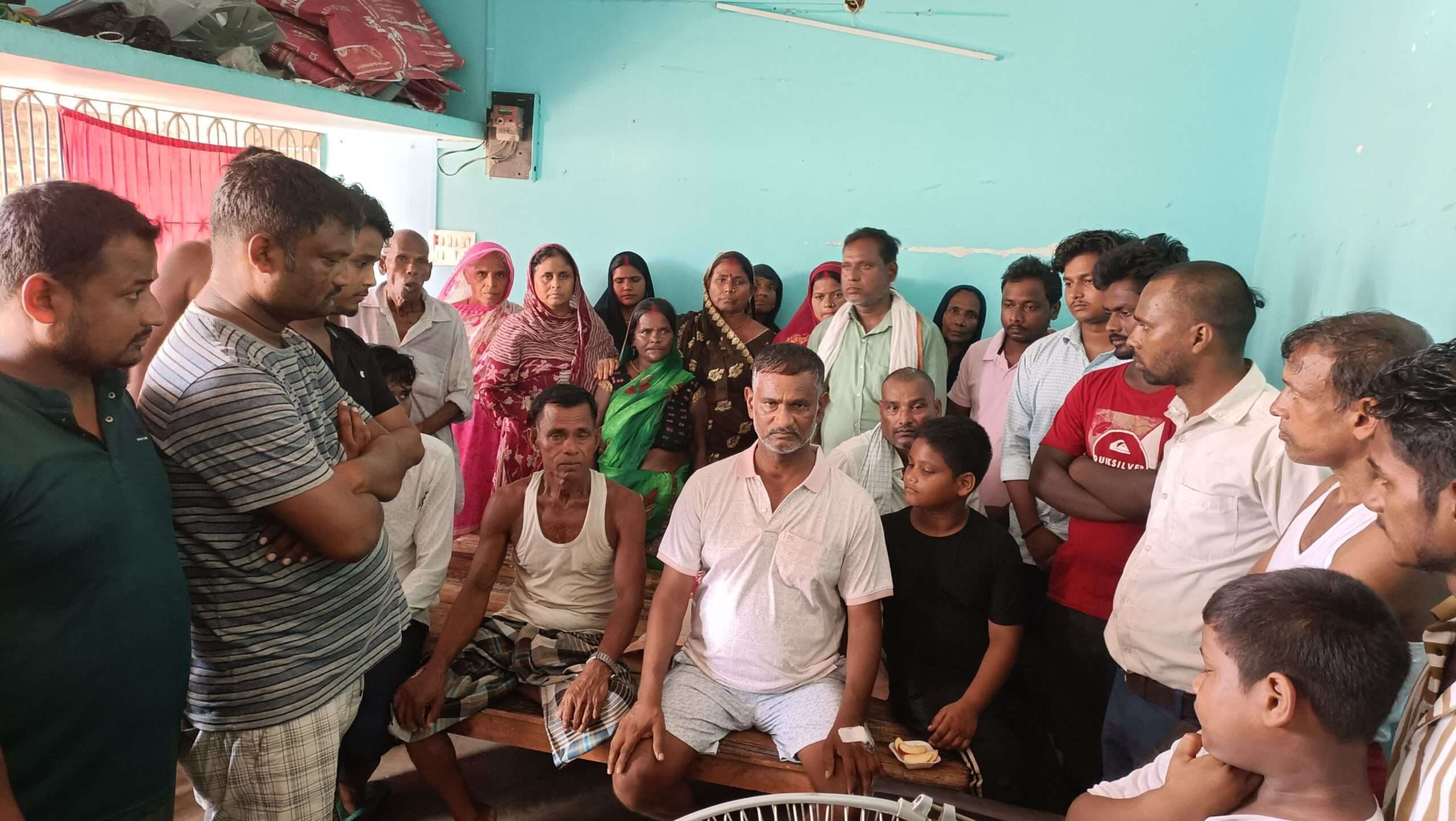 अपराधियों की गोली से घायल ठेकेदार इलाज के बाद लौटे घर, देखने के लिए लोगों का लगा तांता