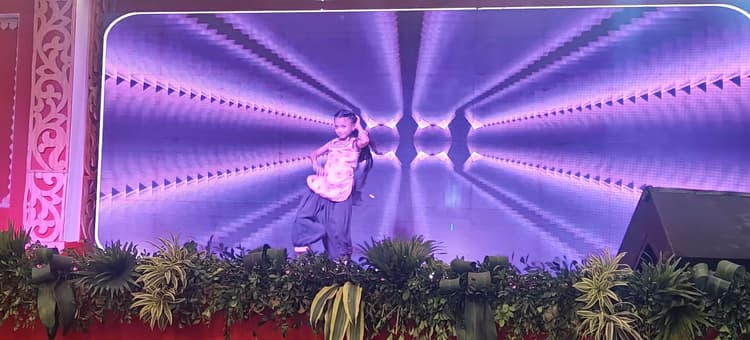 बच्चों ने भक्ति गीतों पर डांस कर दर्शकों का मोहा मन