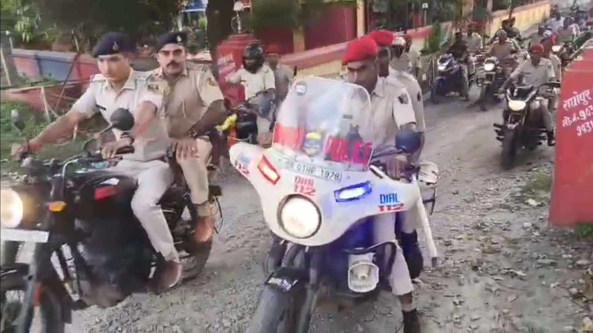 राघोपुर में दुर्गा पूजा को लेकर फ्लैग मार्च, बिना हेलमेट बाइक चलाने पर पुलिस घिरी सवालों में
