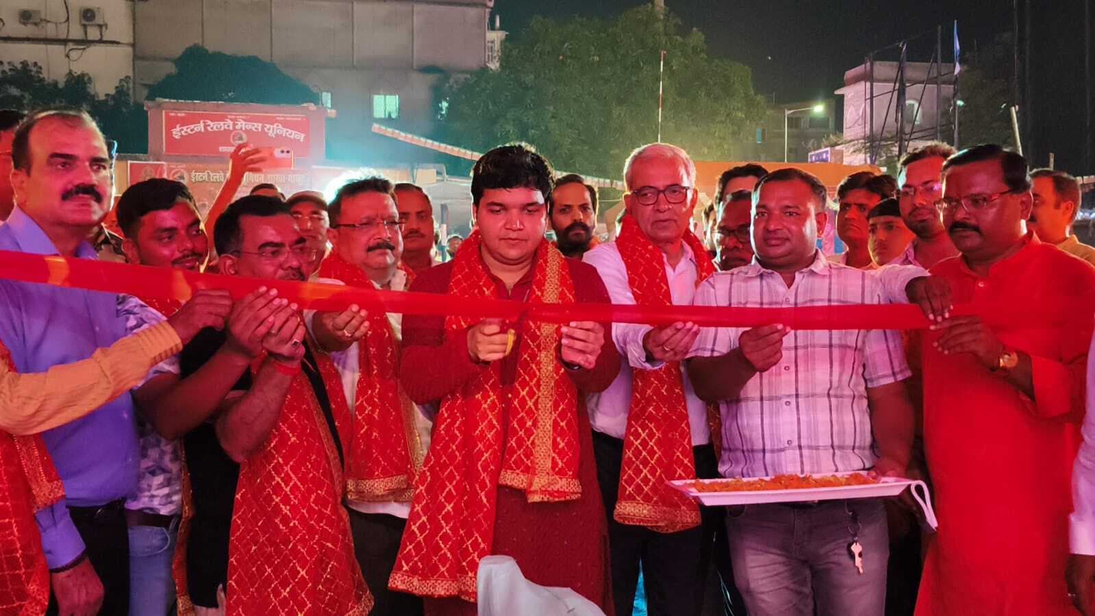 डीसी ने रेलवे स्टेशन दुर्गापूजा पंडाल का किया उद्घाटन