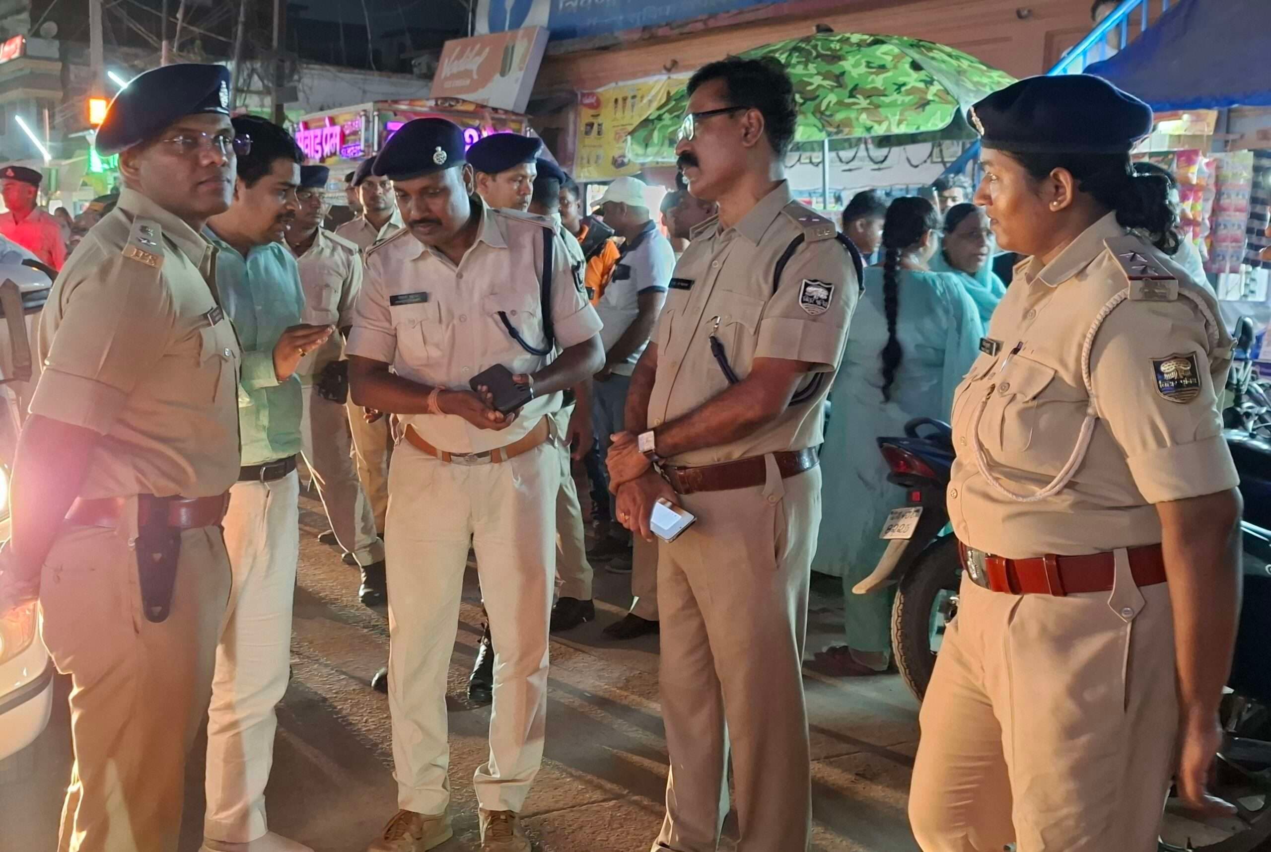 दुर्गा पूजा पर विधि-व्यवस्था की समीक्षा, डीएम-एसपी ने दिए कड़े निर्देश