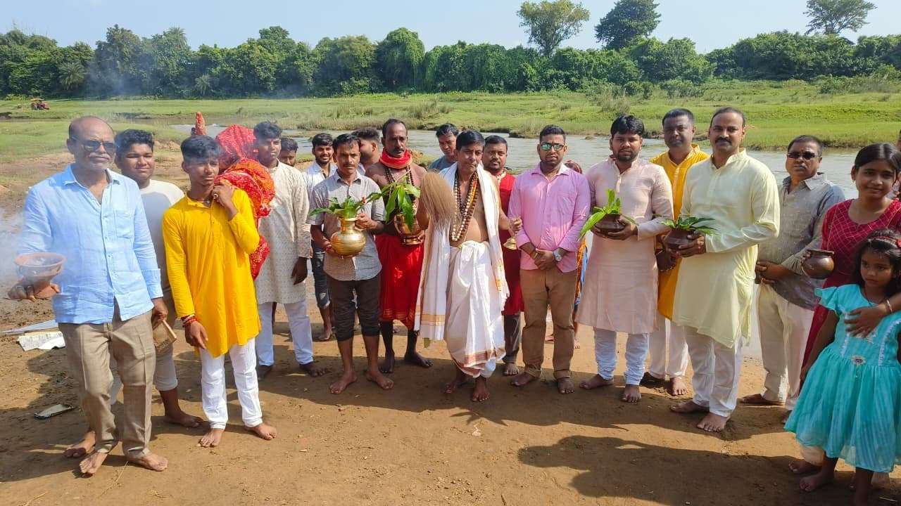 कलश व कोलाबोउ दुर्गापूजा पंडालों में स्थापित