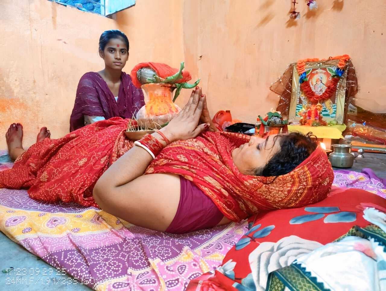 रौतारा में सीने पर कलश रखकर आराधना कर रहे किशोर व महिला