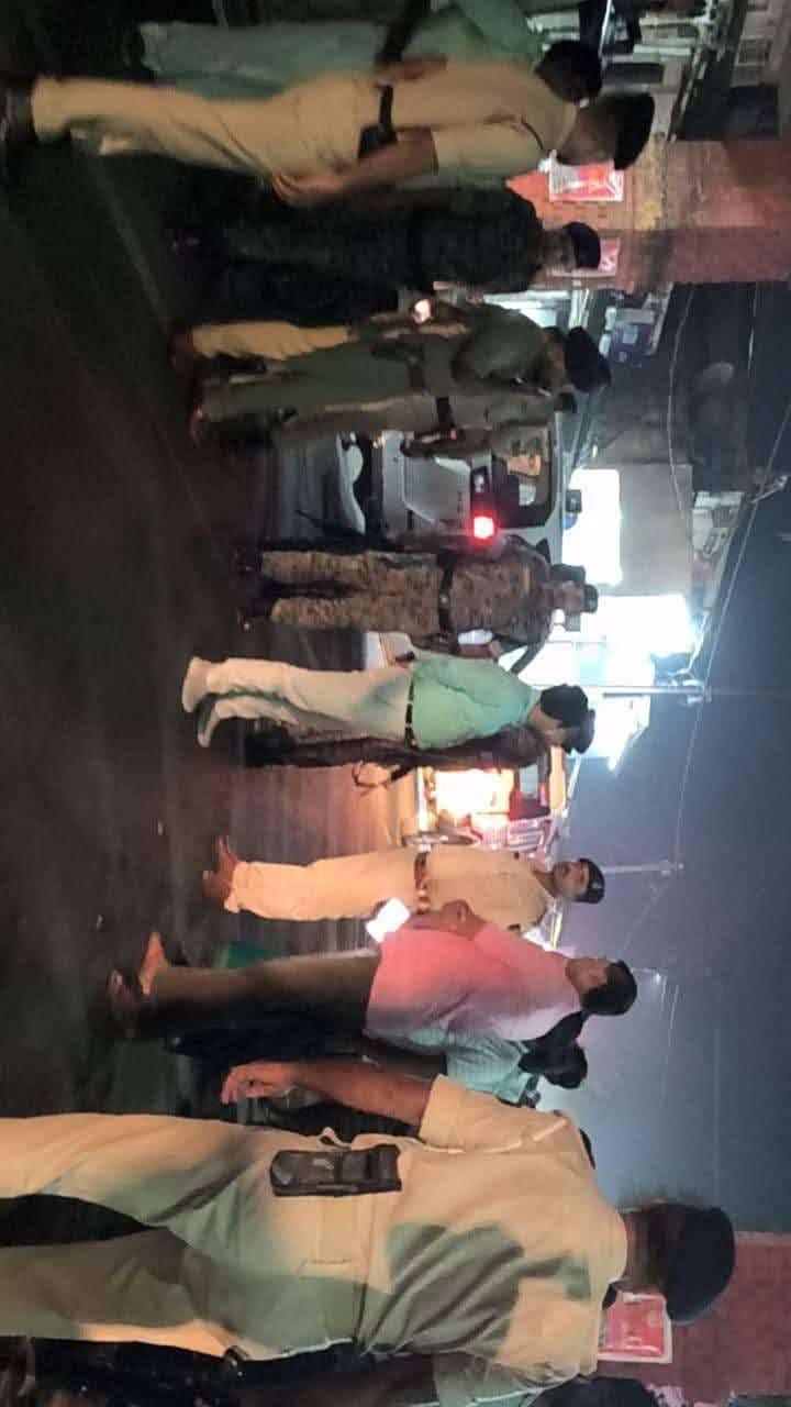 पूजा पंडालों की सुरक्षा व्यवस्था का डीएम-एसपी ने किया निरीक्षण