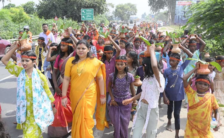 महापौर ने पूजा पंडालों व दुर्गा मंदिरों का लिया जायजा