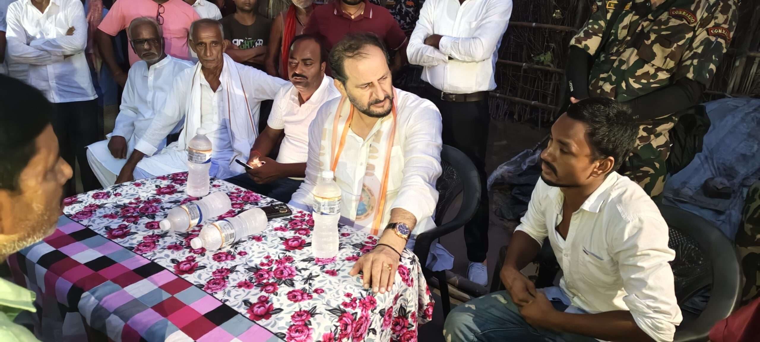 नाव हादसा : पीड़ित परिजनों को मंत्री ने दिया चार-चार लाख रुपये का चेक