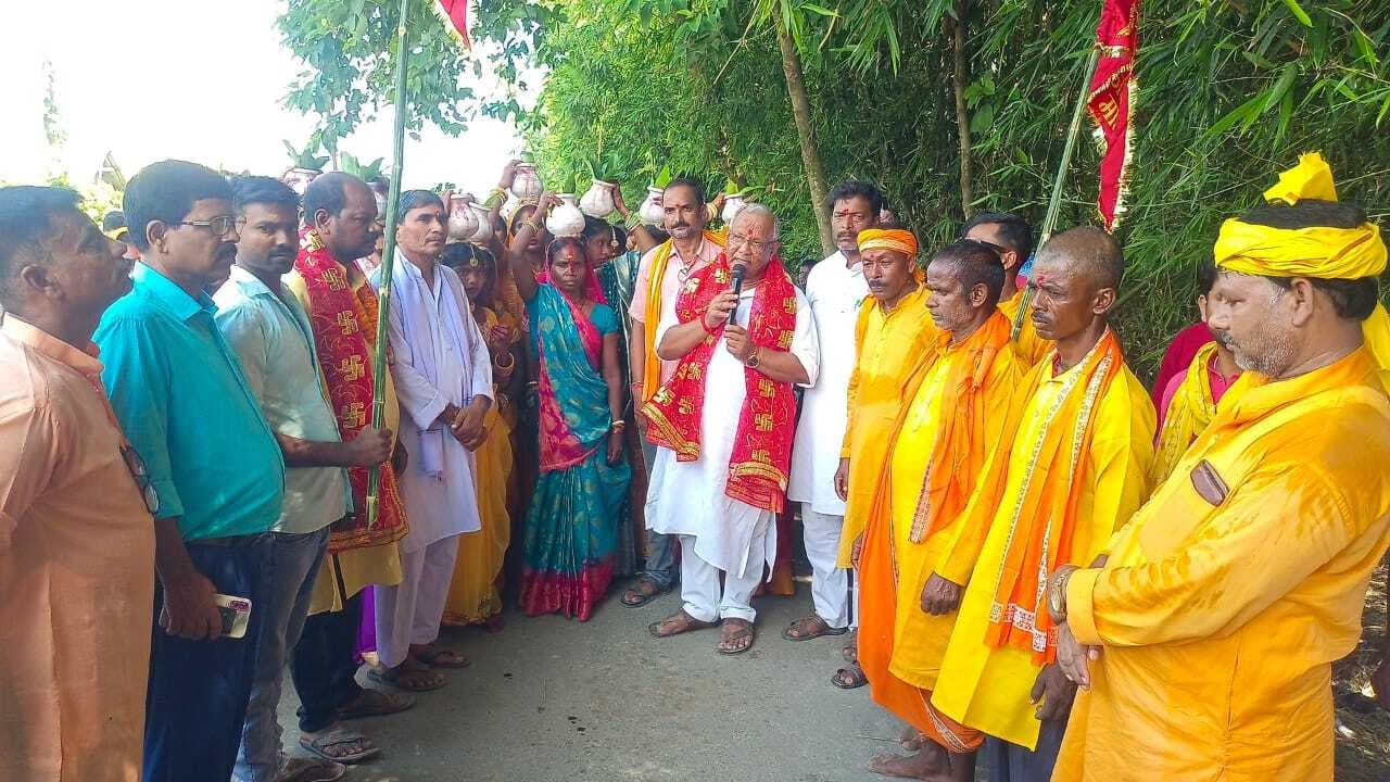 प्रतिमा स्थापन पर निकाली कलश शोभायात्रा