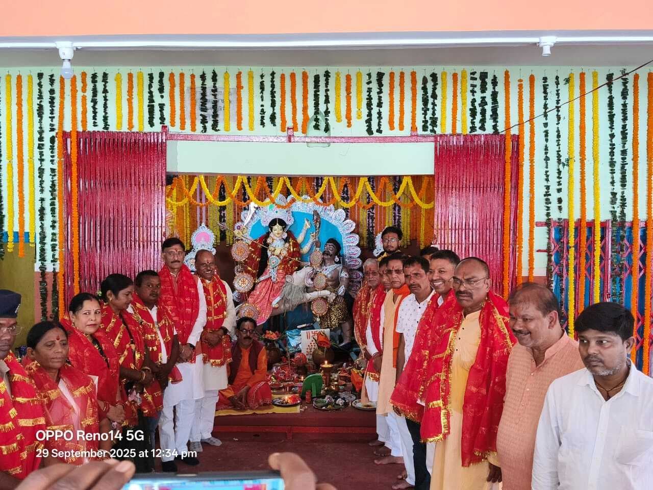 लपरा दुर्गा पूजा पंडाल का रक्षा राज्यमंत्री ने किया उद्घाटन