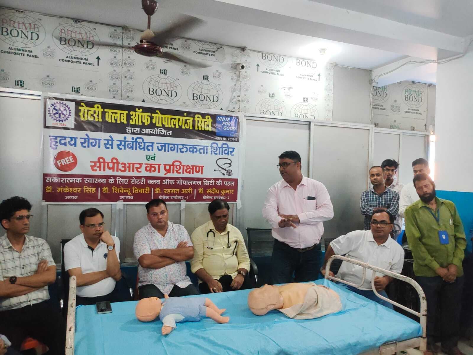 रोटरी क्लब ने लोगों को सीपीआर की दी ट्रेनिंग