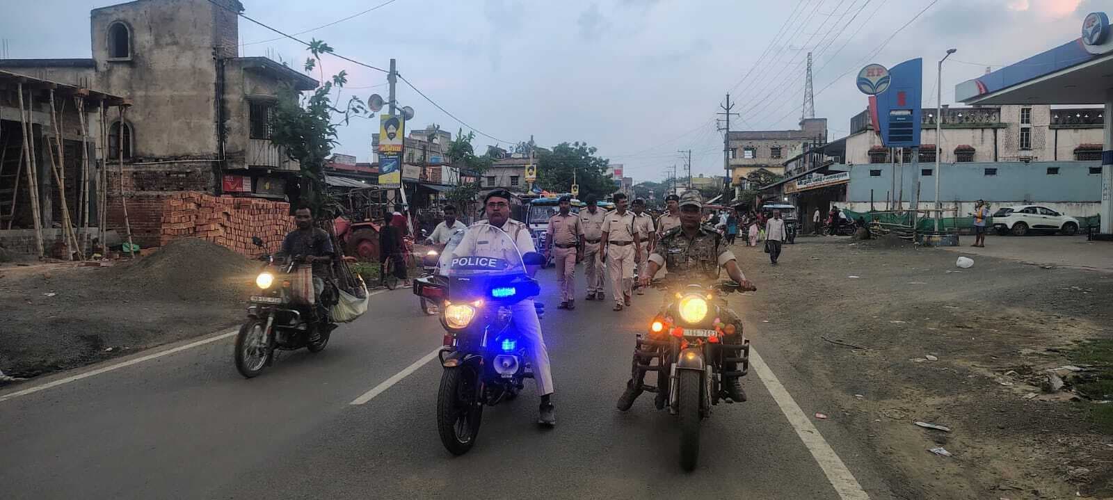 पुलिस ने दुर्गापूजा को लेकर किया फ्लैग मार्च