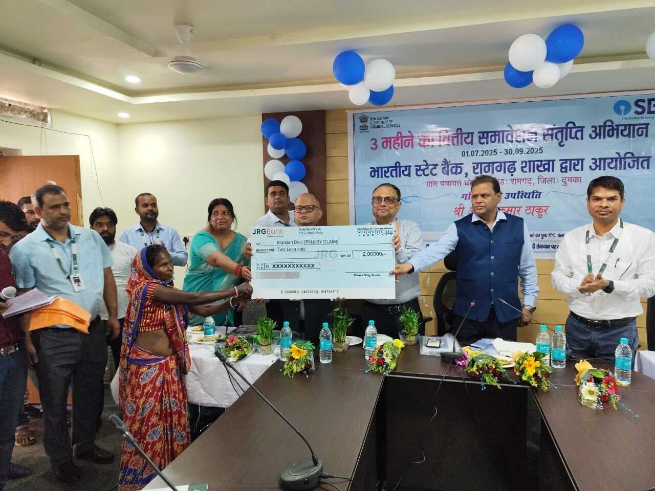 निदेशक ने चार लाभार्थियों को दिया दो-दो लाख का चेक