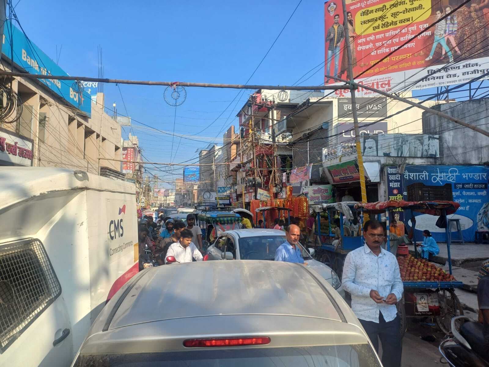 hajipur news शहर में  ट्रैफिक बदलाव का नहीं हो रहा पालन, लगा भीषण जाम