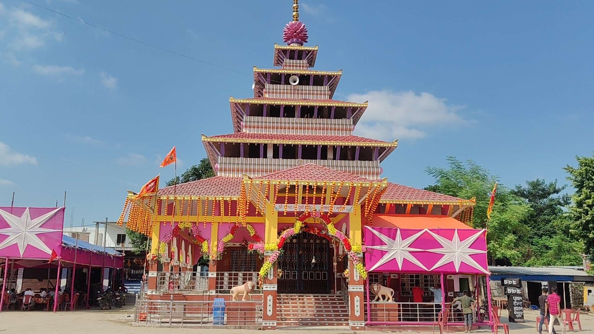 आस्था : हिन्दू-मुस्लिम एकता की बनी मिसाल, दोनों समुदाय के लोग विसर्जन के समय मूर्ति को कंधे पर उठाकर करते है परिक्रमा