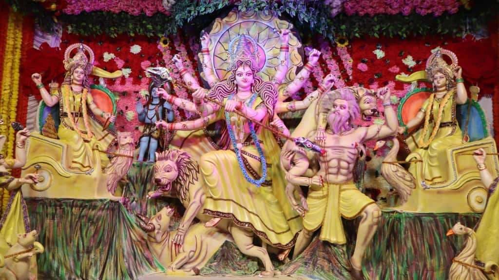 डीएम-एसपी के नेतृत्व में अधिकारियों व पुलिस बलों ने किया शहर में फ्लैग मार्च