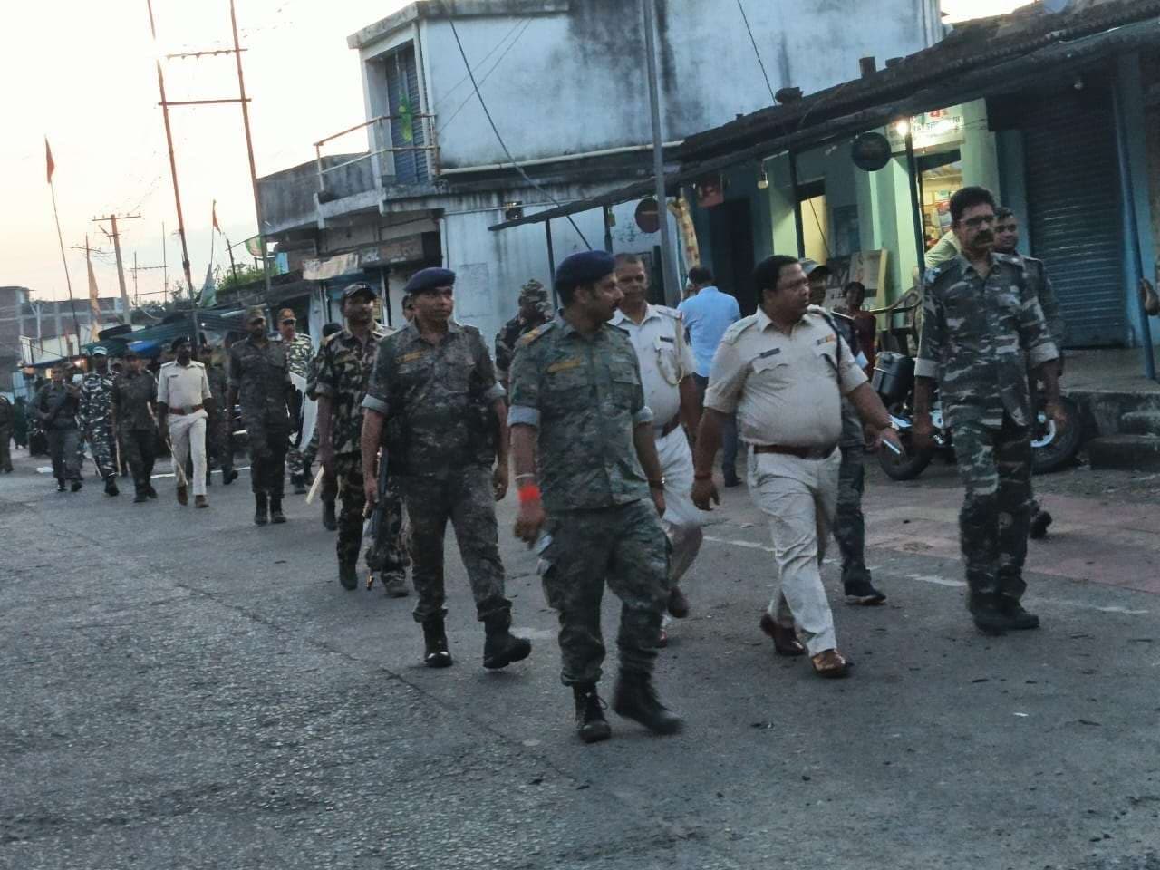 पिपरवार पुलिस ने किया फ्लैग मार्च