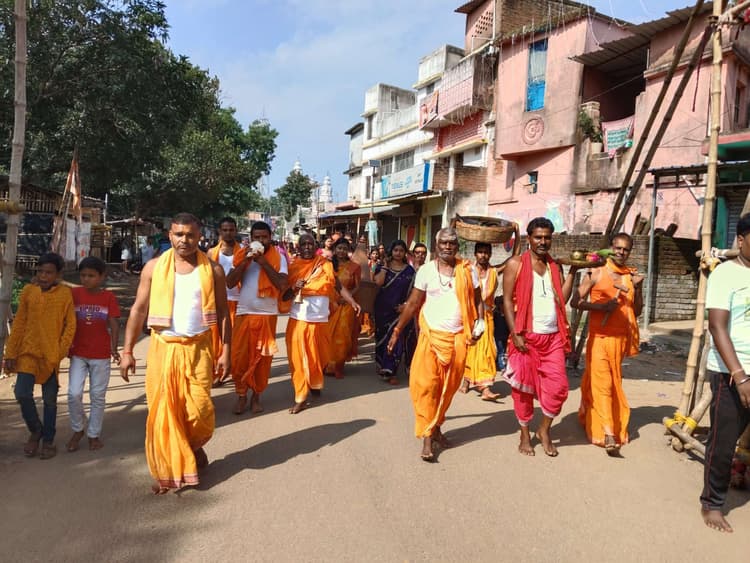 दुर्गा महासप्तमी पर कन्याओं ने निकाली कलश यात्रा