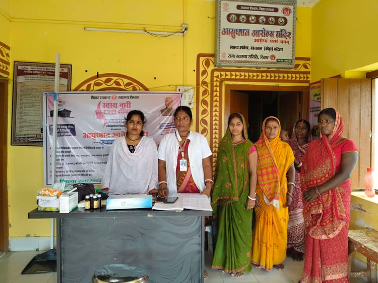 सीएससी में आयुष्मान कार्ड बनवाने पहुंच रहीं महिलाएं