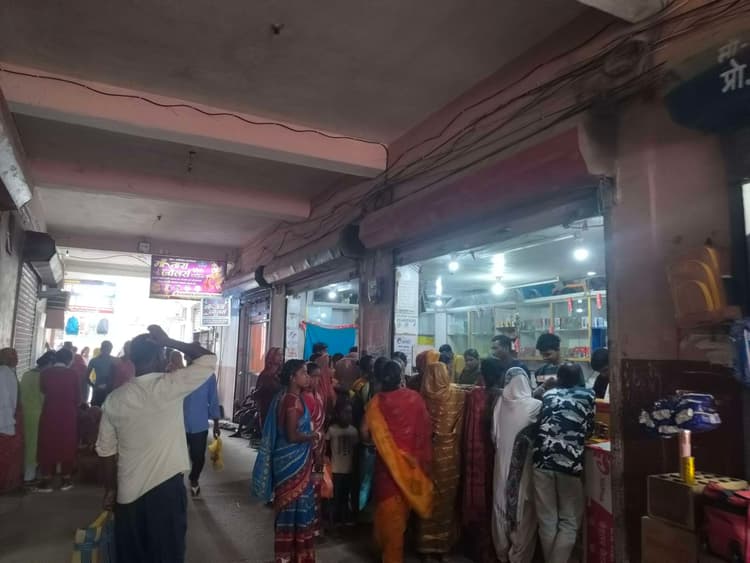 जीविका को मिले 10 हजार निकासी के लिए उमड़ रही भीड़