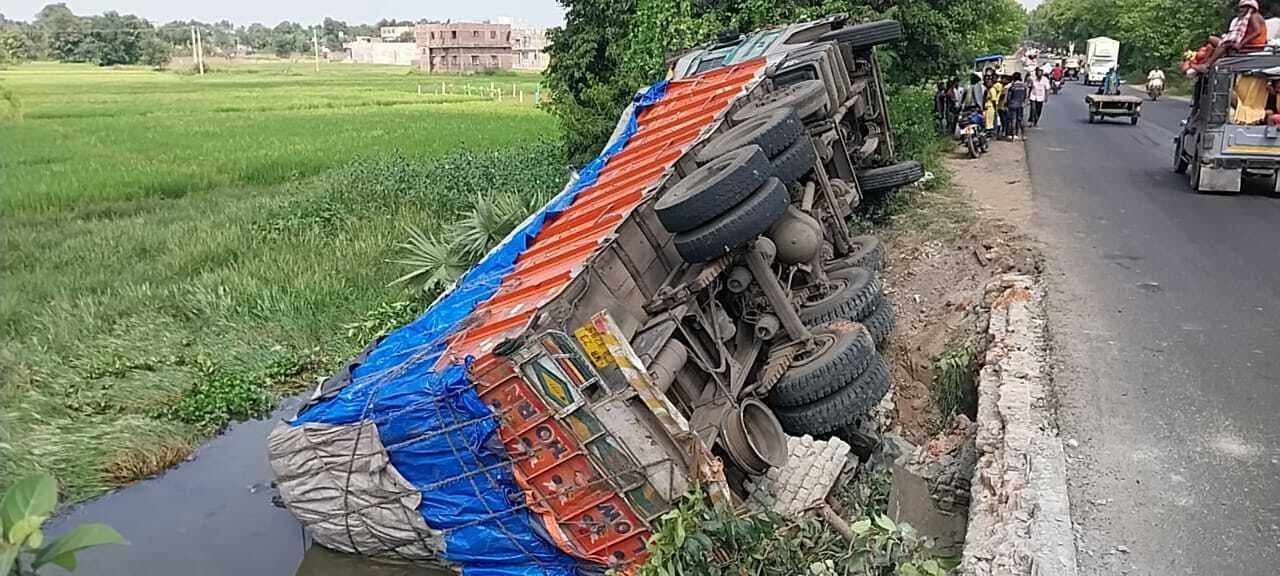 सड़क दुर्घटना में बाल-बाल बचे ट्रक चालक व खलासी