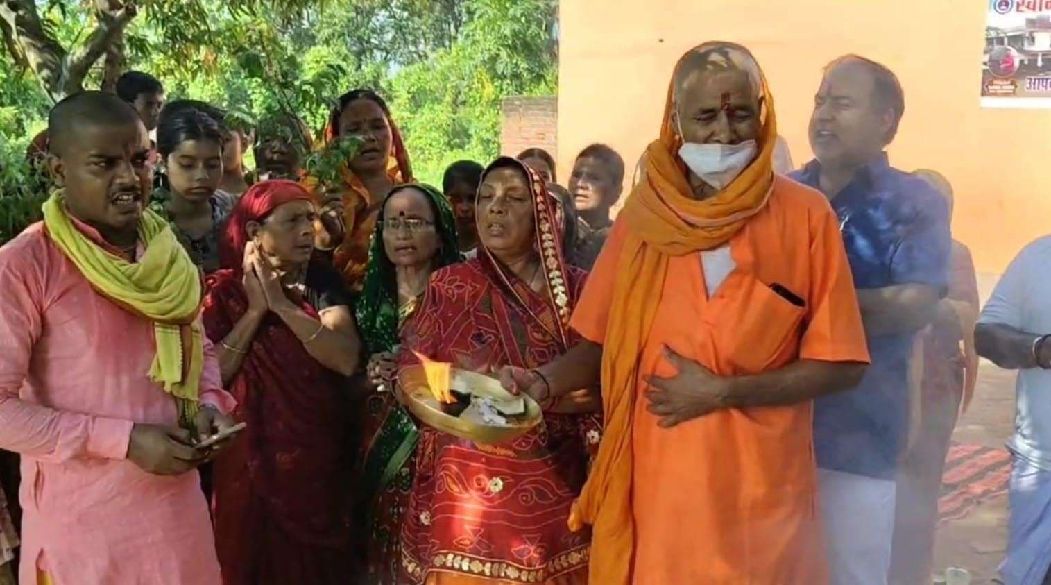 नोमा में बेल भरनी पूजा कर डोली में लेकर लायी माता की प्रतिमा