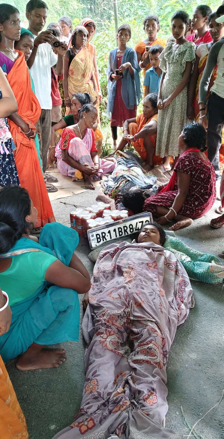 शराब लदी कार की चपेट में आने से दो छात्रा की मौत, एक घायल, विरोध में घंटों सड़क जाम