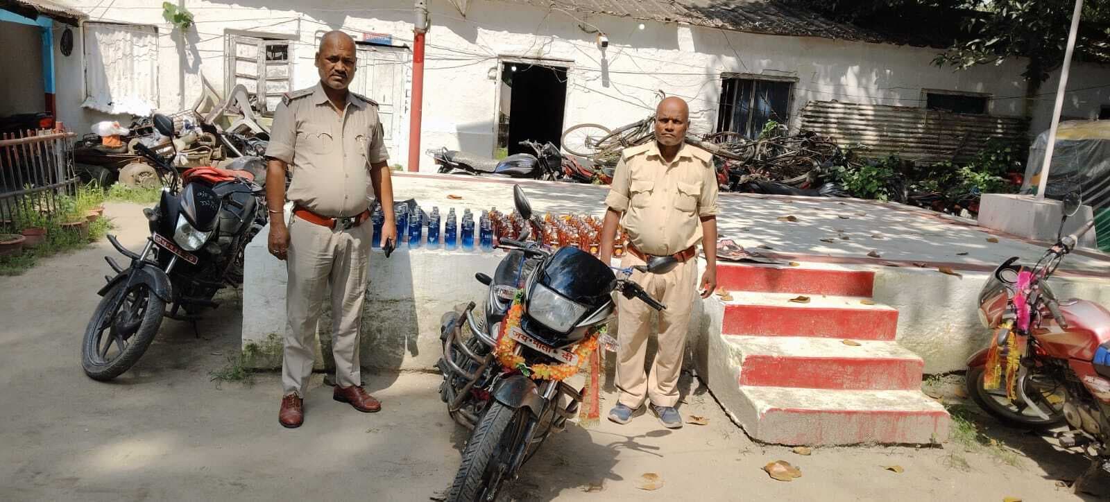 163 बोतल शराब व एक बाइक को पुलिस ने किया जब्त