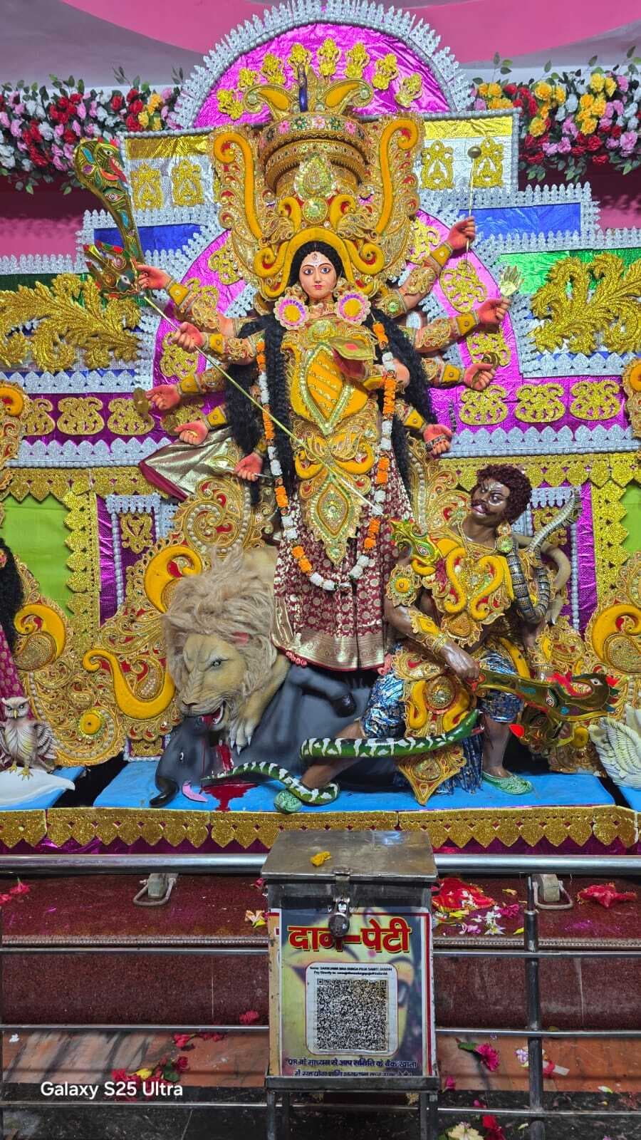 Deoghar news : वेदी पर विराजमान हुई मां दुर्गा की प्रतिमा, पट खुलते ही दर्शन के लिए पंडालों में उमड़ी भीड़