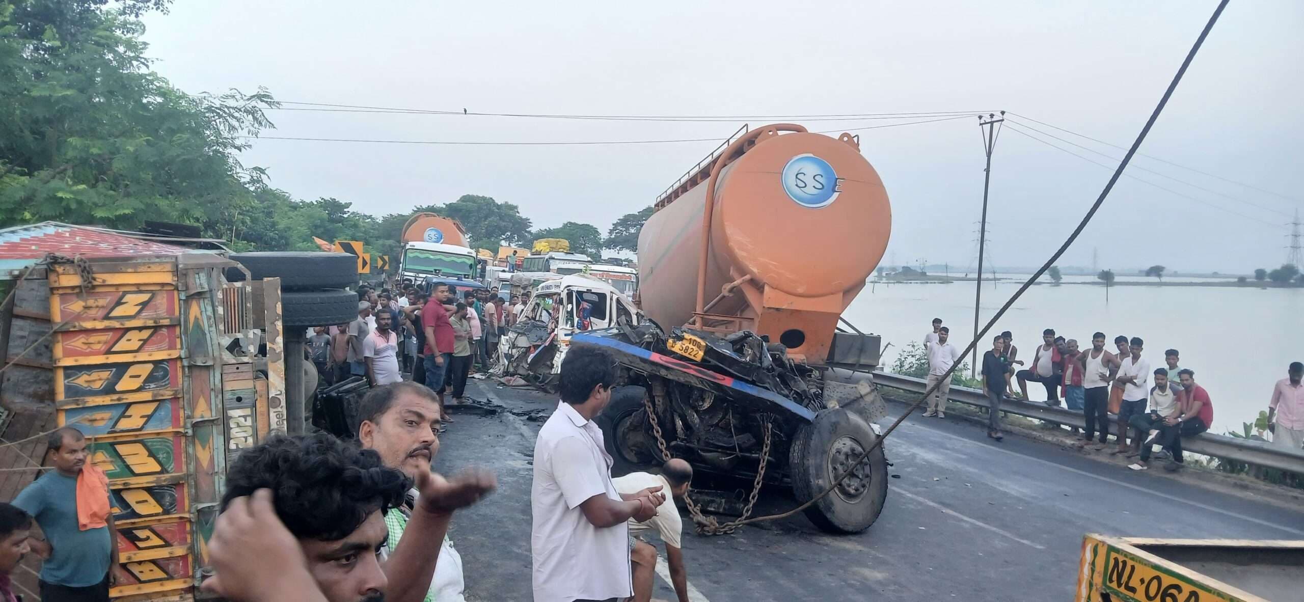 एनएच-31 पर कटरिया सिमड़गाछ के पास दो वाहनों में भीषण टक्कर, एक चालक घायल