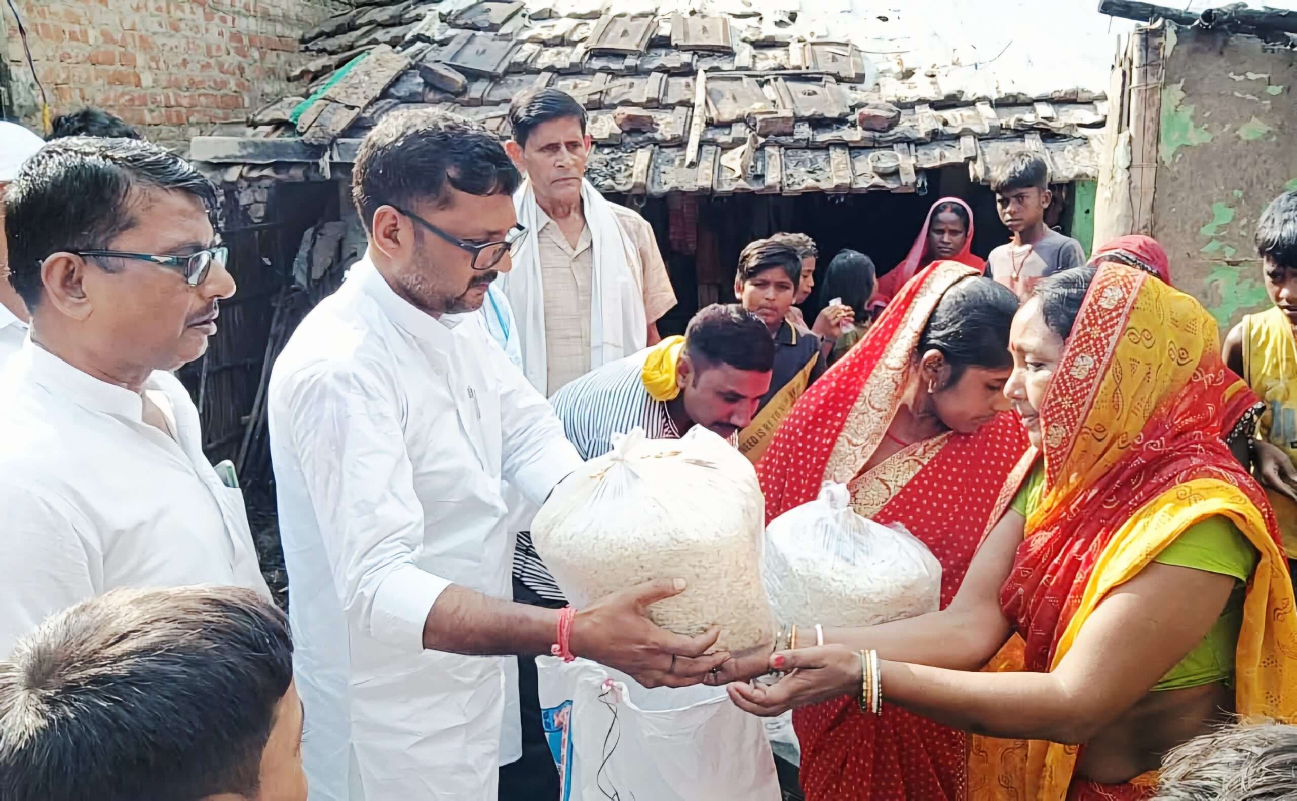 अग्निपीड़ित के बीच सूखा राशन का किया वितरण