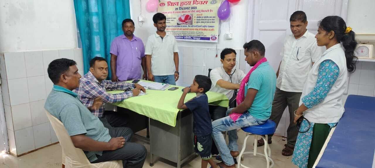पाकुड़िया सीएचसी में लोगों ने करायी स्वास्थ्य जांच