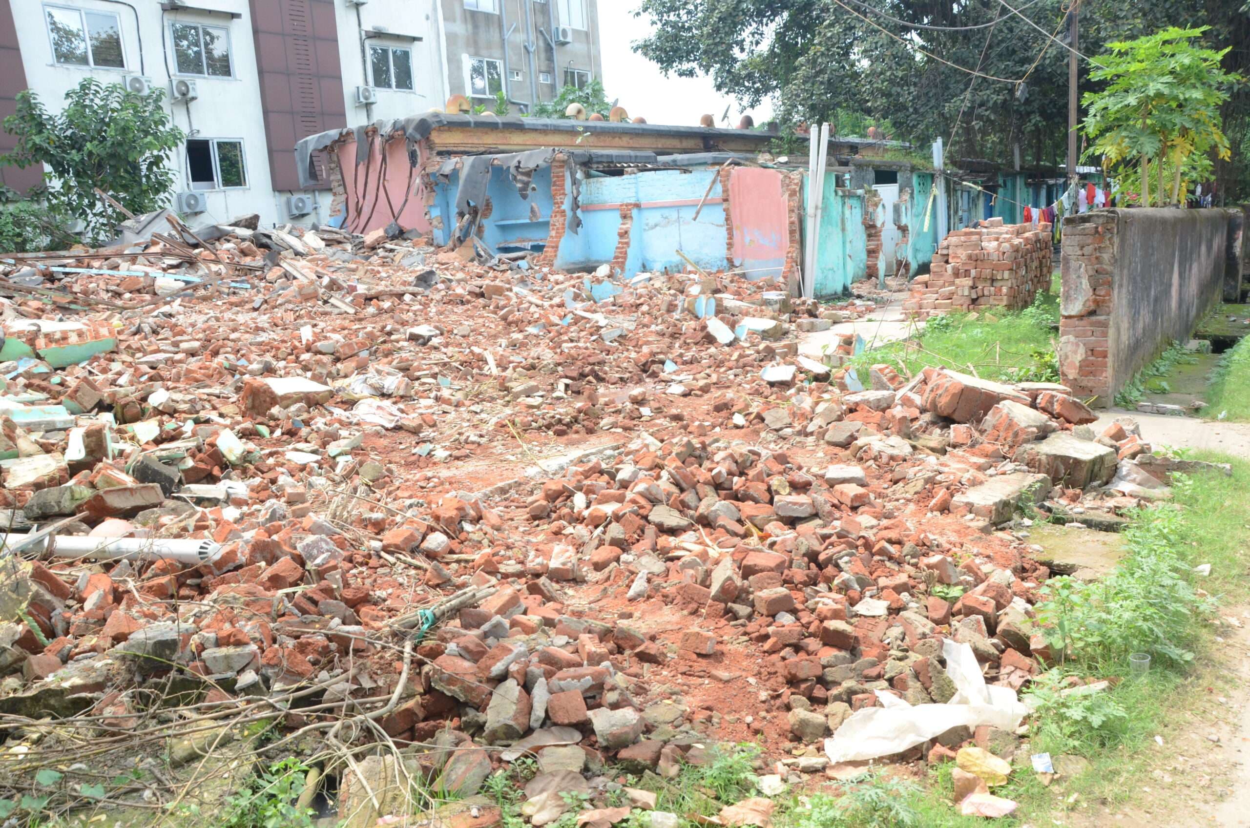 Deoghar news : बैद्यनाथधाम स्टेशन के समीप रेल कर्मियों के लिए बनेगा नया क्वार्टर, तोड़े गये पुराने क्वार्टर